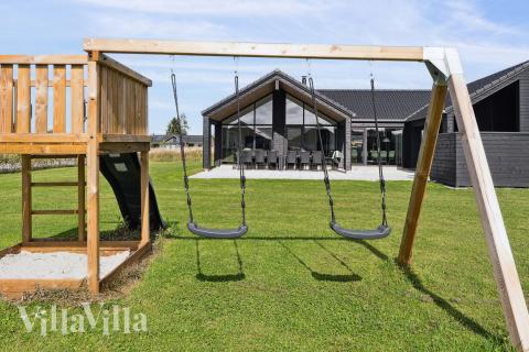 I det attraktive aktivitesrum i luksushus nr. 655 i Fyn og øer  er der masser af udendørs aktiviteter, f.eks. legetårn og gynge