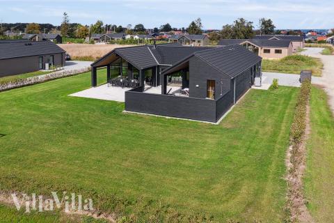 Flot sommerhus nr. 655 med god plads til op til 14 personer