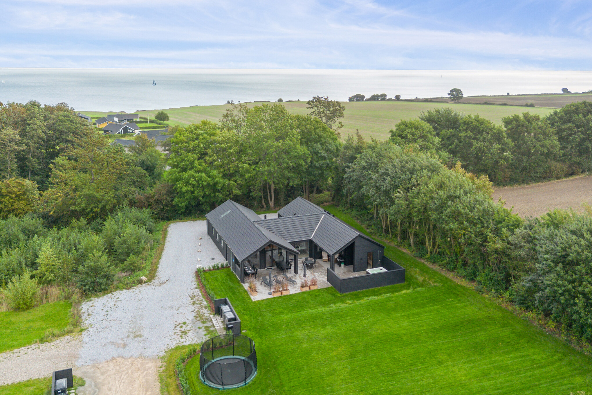 Dette skønne poolhus nr. 664 med plads til 16 personer ligger i Sydjylland