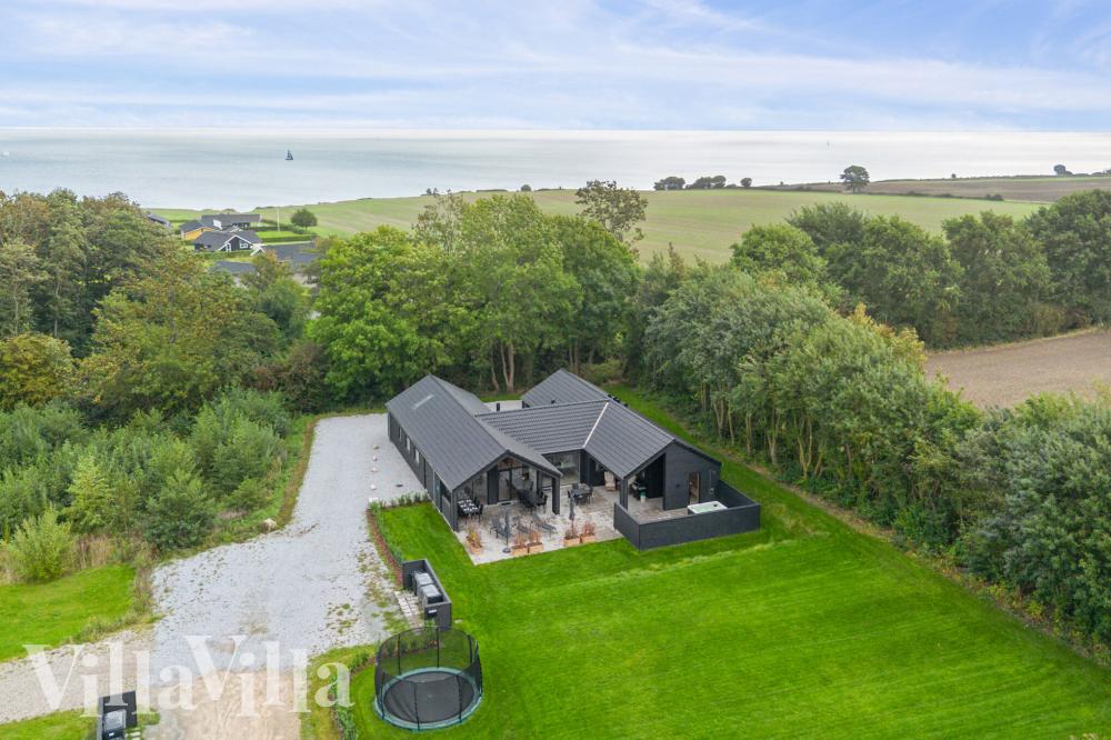 Dette skønne poolhus nr. 664 med plads til 16 personer ligger i Sydjylland