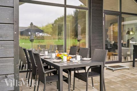 Luksushus nr. 664 har en dejlig terrasse med gode havemøbler til 16 personer.