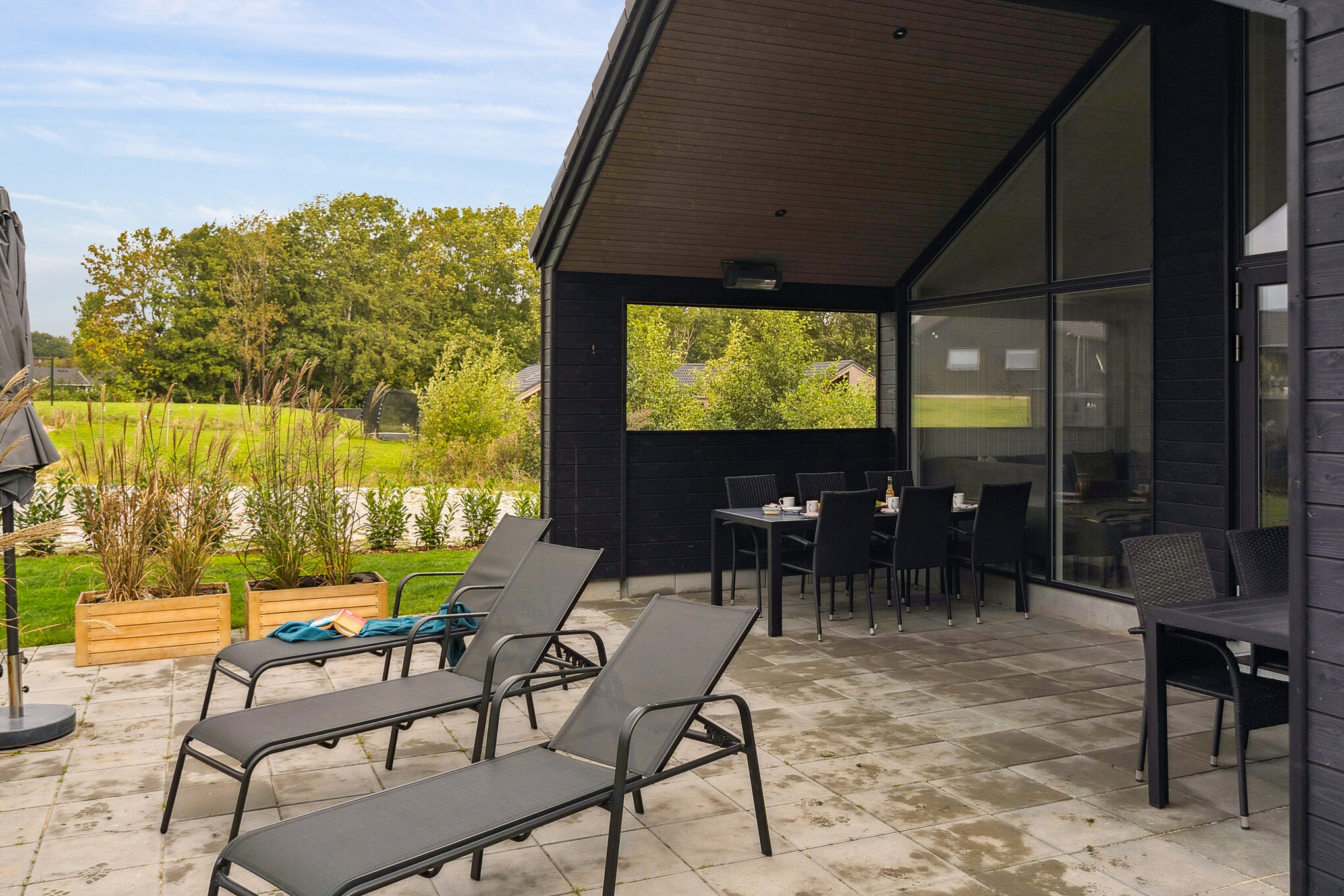 Nyd en grillaften på terrassen i luksushus nr. 664 i Sydjylland