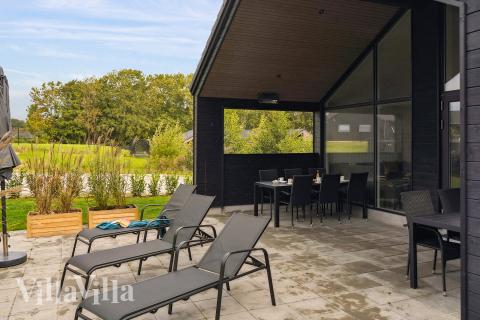 Nyd en grillaften på terrassen i luksushus nr. 664 i Sydjylland