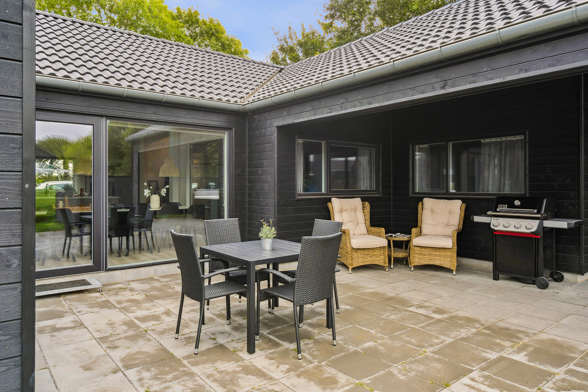 På terrassen i sommerhus nr. 664 er der plads til 16 personer.