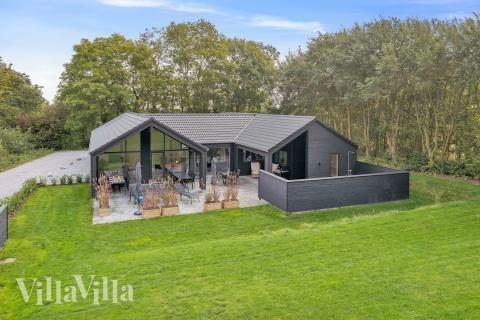 Flot sommerhus nr. 664 med god plads til op til 16 personer