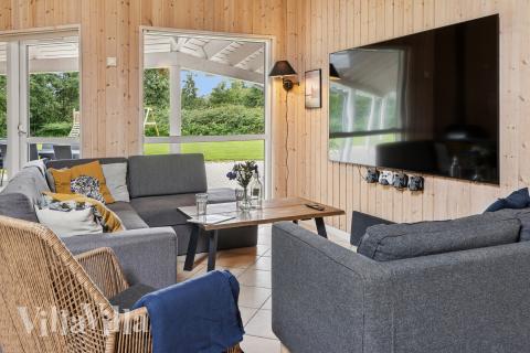 Der er mulighed for hygge i sommerhusets sofaarrangement, når I besøger luksushus nr. 222