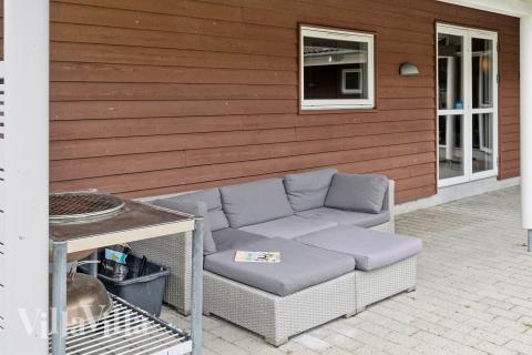 På terrassen i sommerhus nr. 222 er der plads til 18 personer.