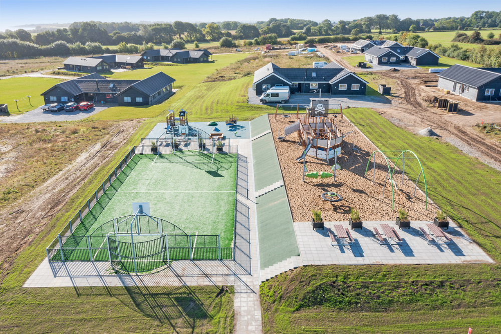 I det attraktive aktivitesrum i luksushus nr. 631 i Sydjylland  er der masser af udendørs aktiviteter, f.eks. legetårn og gynge