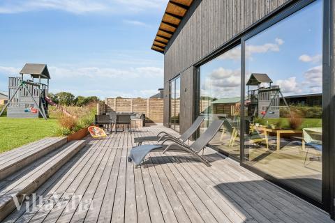Nyd en grillaften på terrassen i luksushus nr. 925 i Limfjorden