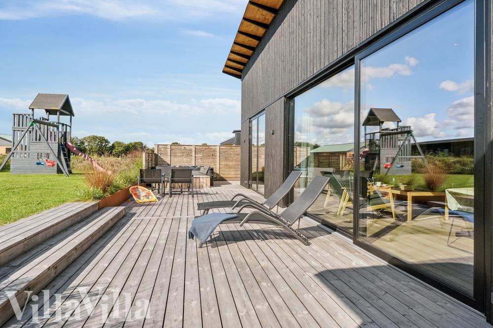 Nyd en grillaften på terrassen i luksushus nr. 925 i Limfjorden