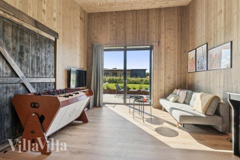 Ud over de mange timer, man kan bruge i husets pool-afdeling, så byder luksushus 925 også på billard/bordtennis og dart