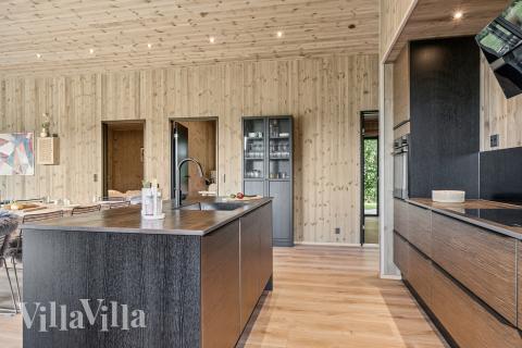 Køkkenet i luksushus nr. 925 er udstyrret, så I let kan lave mad til 12 personer.