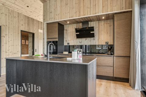 Køkkenet i luksushus nr. 925 er godt indrettet.