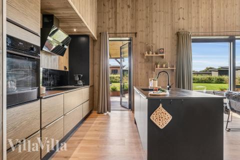 Velindrettet køkken i luksushus nr. 925 i Limfjorden.