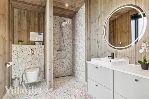 Der er bad med brus i luksushus nr. 925 til 12 personer.