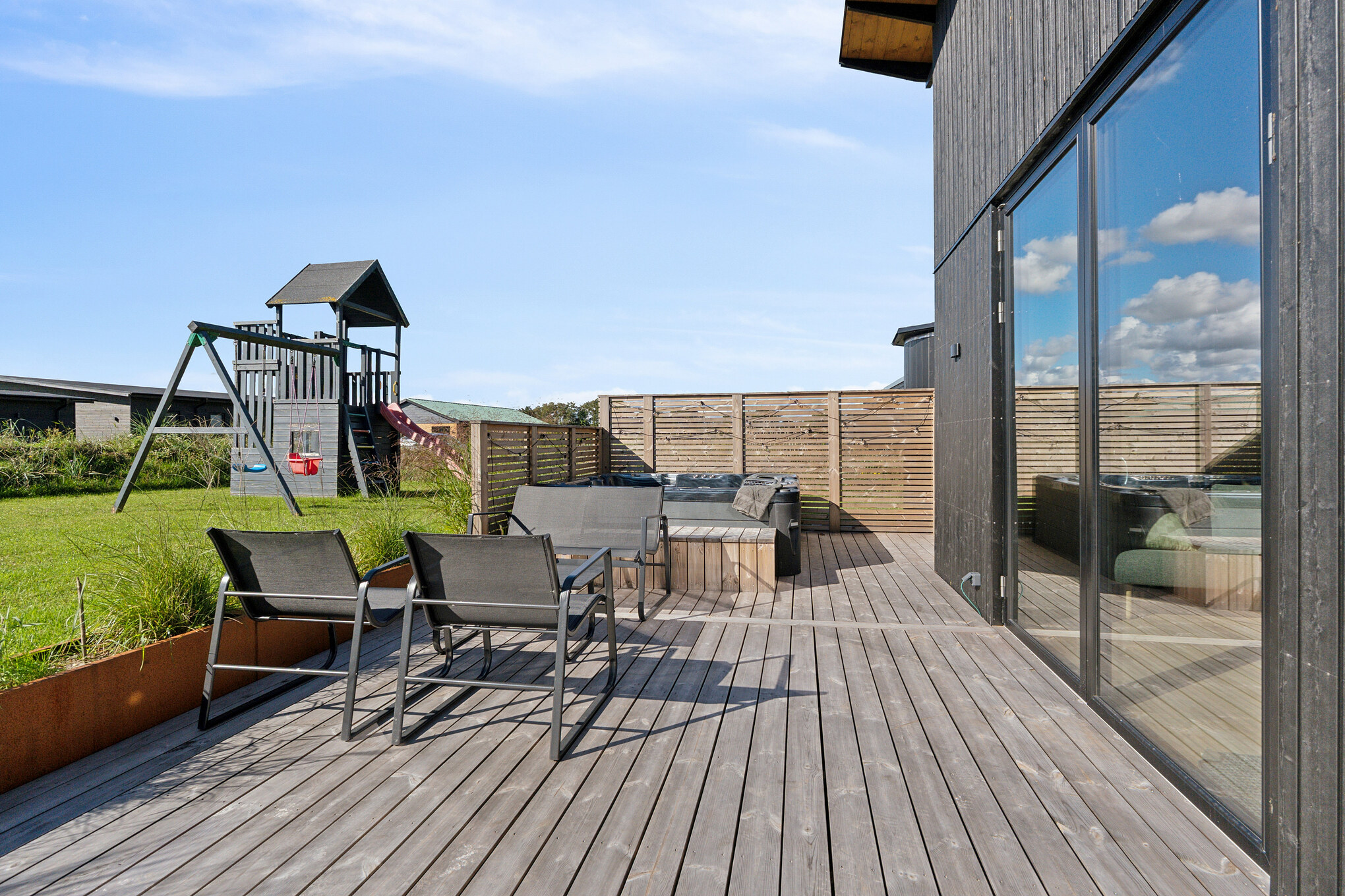 På terrassen i sommerhus nr. 925 er der plads til 12 personer.
