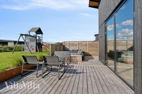 På terrassen i sommerhus nr. 925 er der plads til 12 personer.