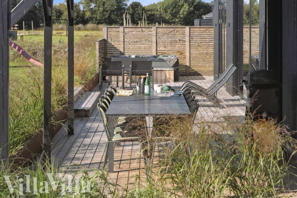 Luksushus nr. 925 har en dejlig terrasse med gode havemøbler til 12 personer.