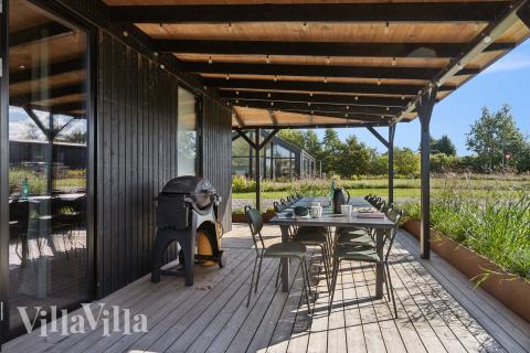 Stor terrasse ved luksushus nr. 925 i Limfjorden.
