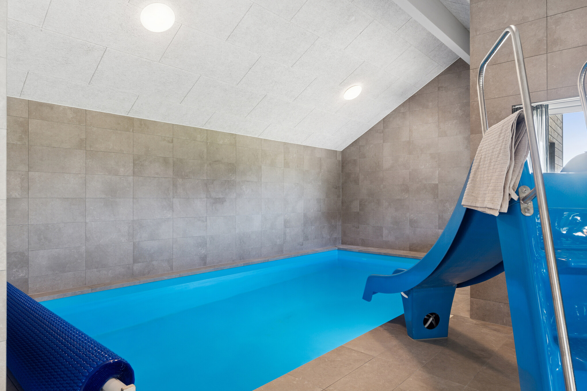 Sommerhus 673 er indrettet med en lækker poolafdeling med vandrutsjebane, dejlig stor indbygget spabad og sauna