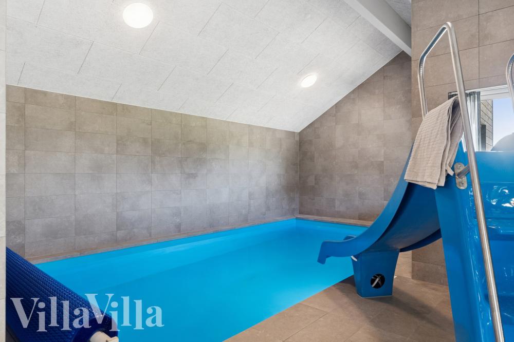 Sommerhus 673 er indrettet med en lækker poolafdeling med vandrutsjebane, dejlig stor indbygget spabad og sauna