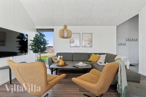 Sofaen i luksushus 673 i Fyn og øer indbyder til brætspil eller at se en film sammen.