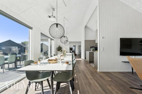 Det store lyse opholdrum i luksushus nr. 673 til 20.