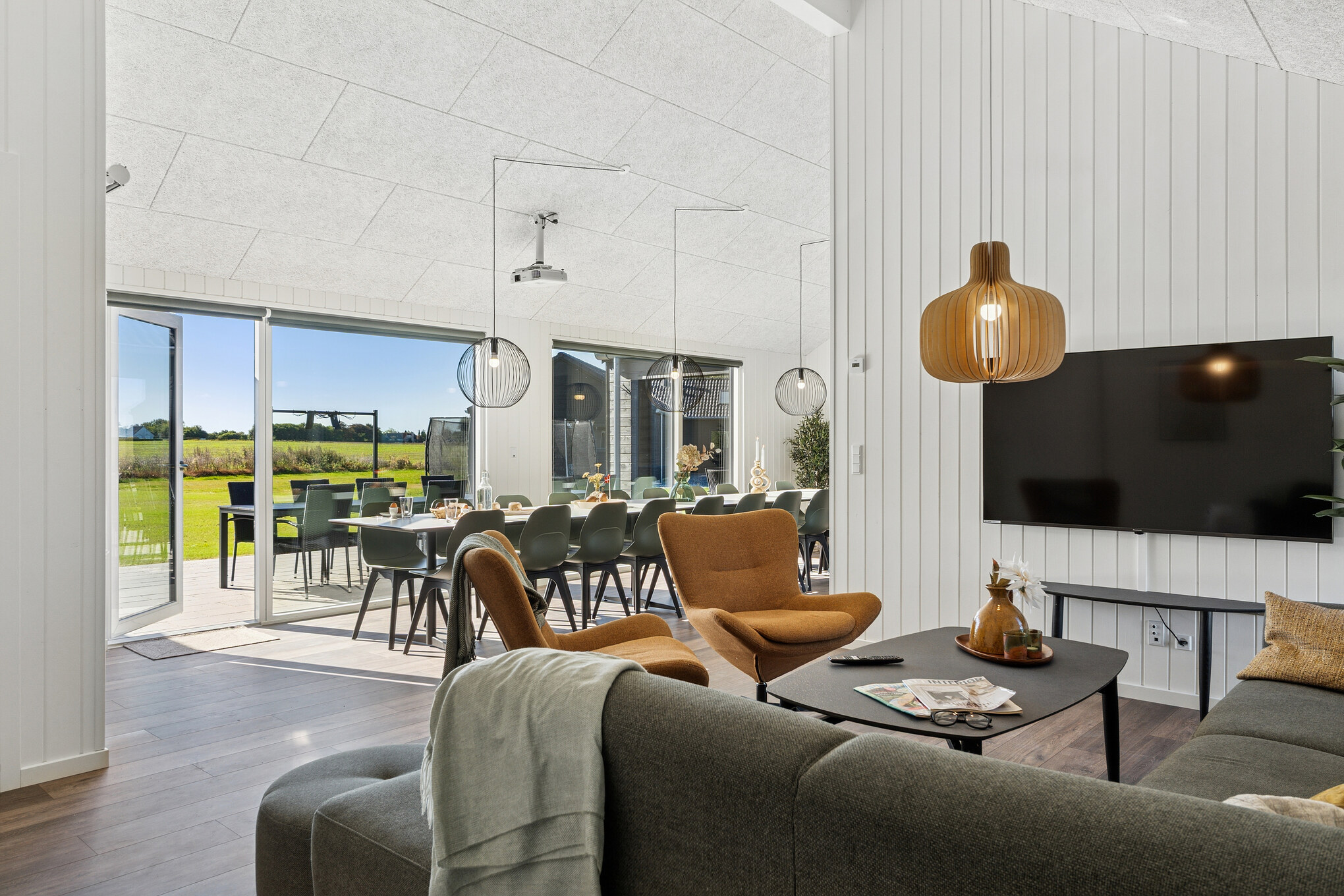 Der er mulighed for hygge i sommerhusets sofaarrangement, når I besøger luksushus nr. 673