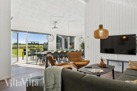 Der er mulighed for hygge i sommerhusets sofaarrangement, når I besøger luksushus nr. 673