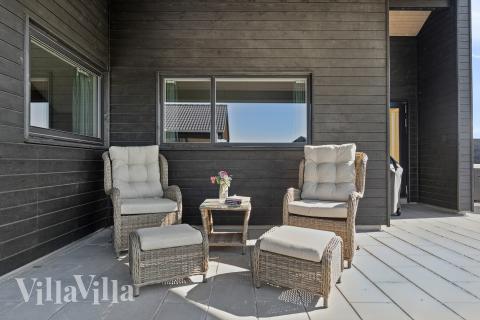 Luksushus nr. 673 har en dejlig terrasse med gode havemøbler til 20 personer.