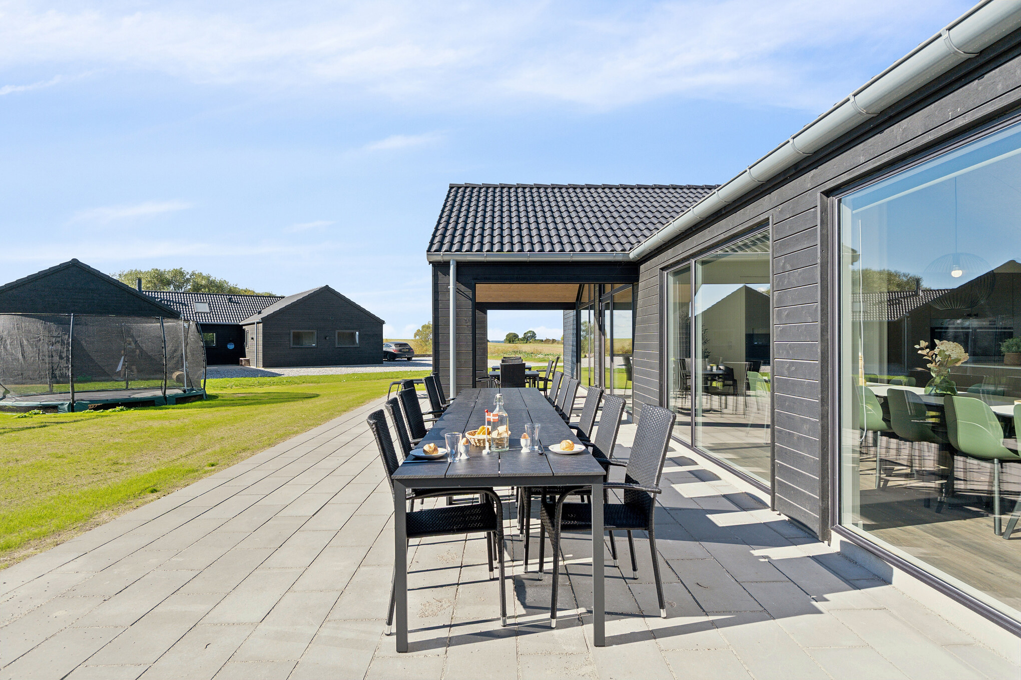 Nyd en grillaften på terrassen i luksushus nr. 673 i Fyn og øer