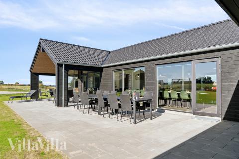 På terrassen i sommerhus nr. 673 er der plads til 20 personer.