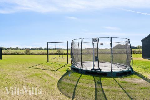 I det attraktive aktivitesrum i luksushus nr. 673 i Fyn og øer  er der masser af udendørs aktiviteter, f.eks. legetårn og gynge