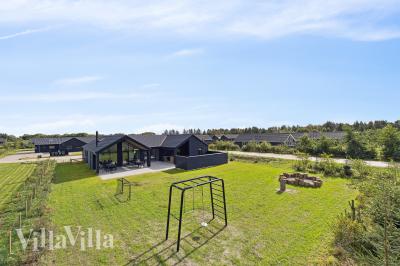 Dette skønne poolhus nr. 698 med plads til 14 personer ligger i Vestjylland