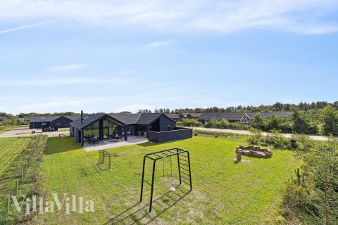 Dette skønne poolhus nr. 698 med plads til 14 personer ligger i Vestjylland