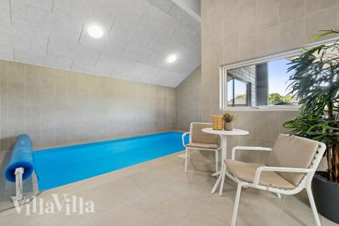 Sommerhus 698 er indrettet med en lækker poolafdeling med vandrutsjebane, dejlig stor indbygget spabad og sauna