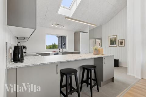 Køkkenet i luksushus nr. 698 er udstyrret, så I let kan lave mad til 14 personer.