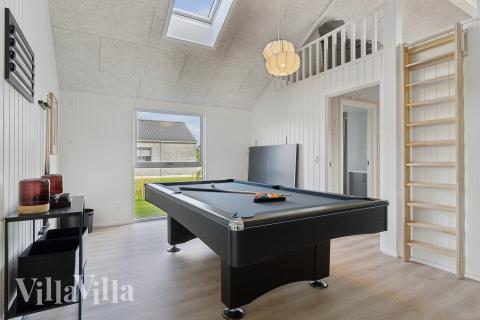 Luksushus 698 til 14 personer byder på et stort aktivitetsrum med bl.a. billard og dart