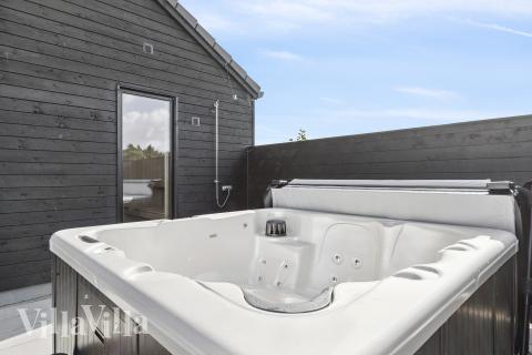 Nyd varmen i spaen i luksushus nr. 698 i Vestjylland