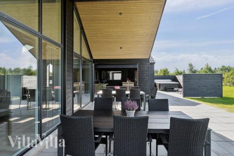 På terrassen i sommerhus nr. 698 er der plads til 14 personer.