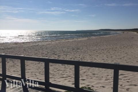 Stranden nær luksushus nr. 441 i Østjylland indbyder til en gåtur.
