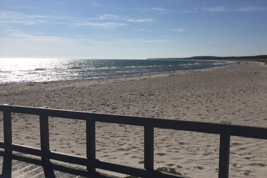 Stranden nær luksushus nr. 441 i Østjylland indbyder til en gåtur.