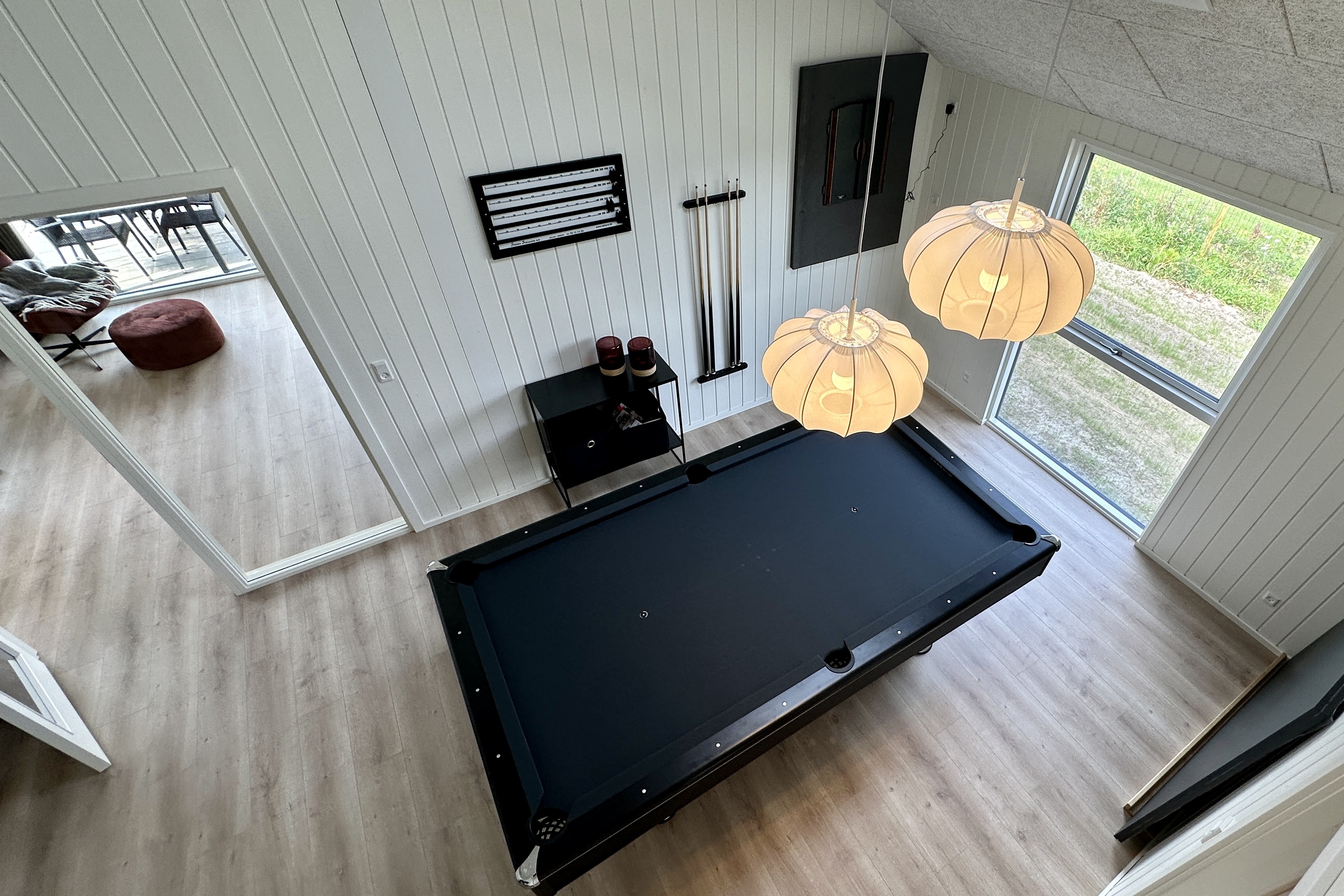 Dyst i sommerhusets aktivitetsrum, når I besøger luksushus nr. 698 i Vestjylland.