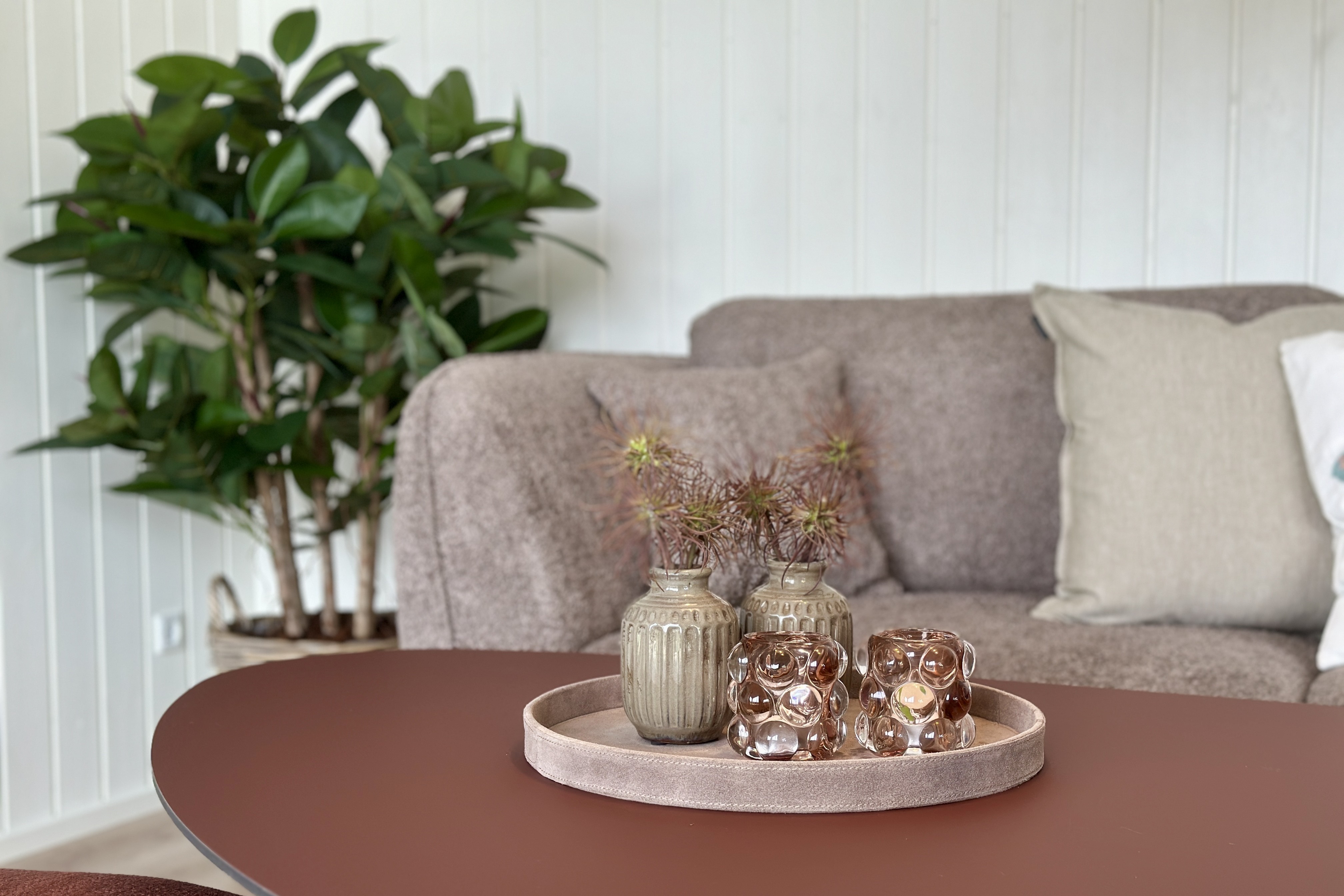Der er mulighed for hygge i sommerhusets sofaarrangement, når I besøger luksushus nr. 698
