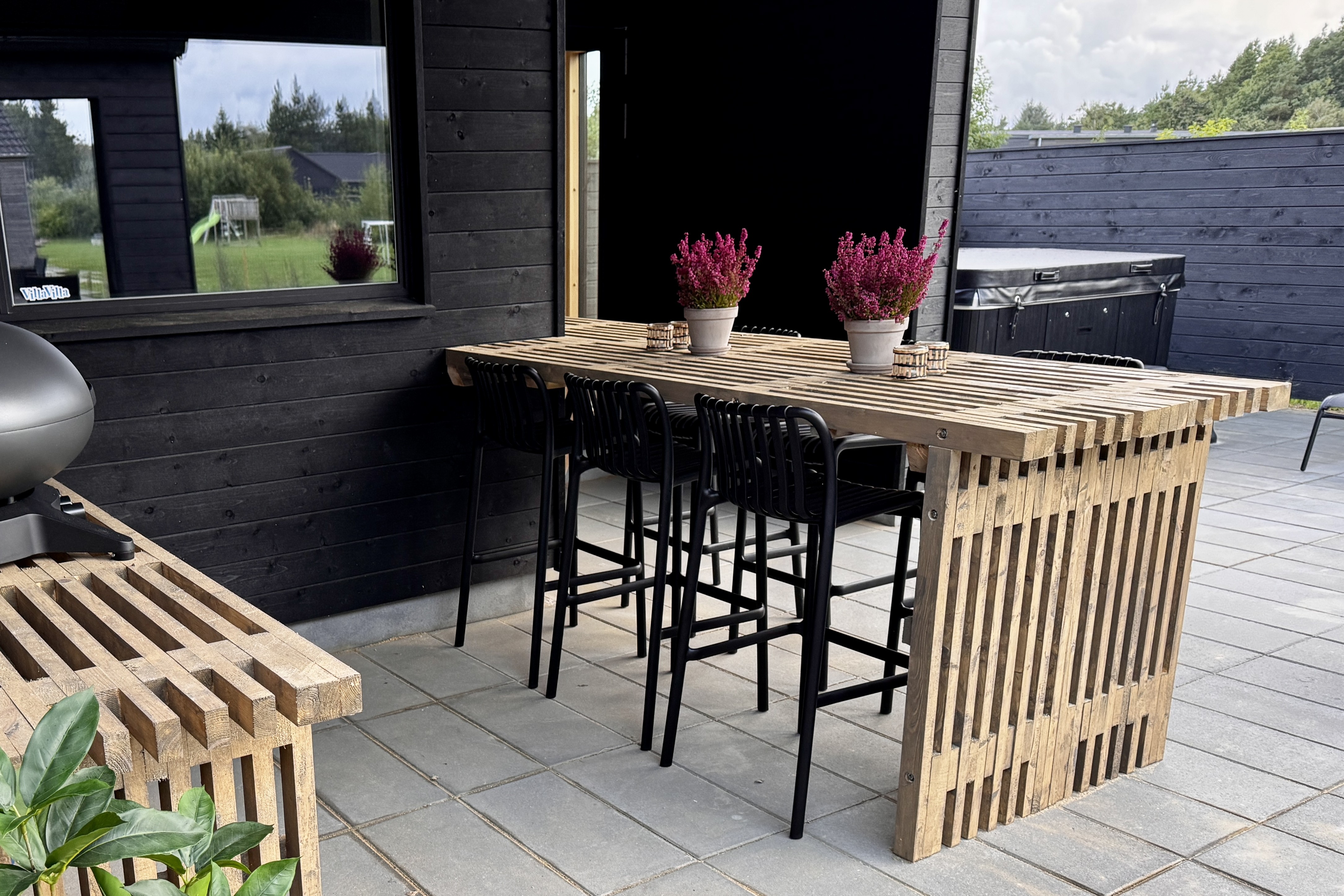 Nyd en grillaften på terrassen i luksushus nr. 698 i Vestjylland