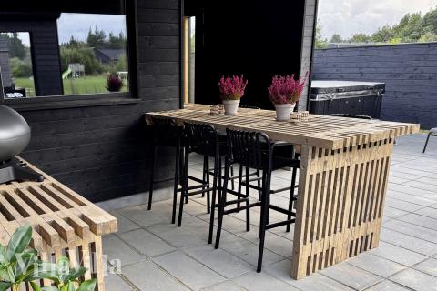 Nyd en grillaften på terrassen i luksushus nr. 698 i Vestjylland