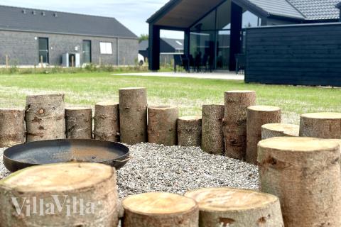 Ud over de mange timer, man kan bruge i husets pool-afdeling, så byder luksushus 698 også på mange udendørs aktiviteter