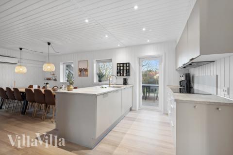 I luksushusets køkken findes alt, hvad I skal bruge til at lave mad til 14 personer. 