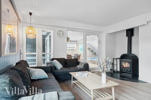 Sofaen i luksushus 926 i Østjylland indbyder til brætspil eller at se en film sammen.