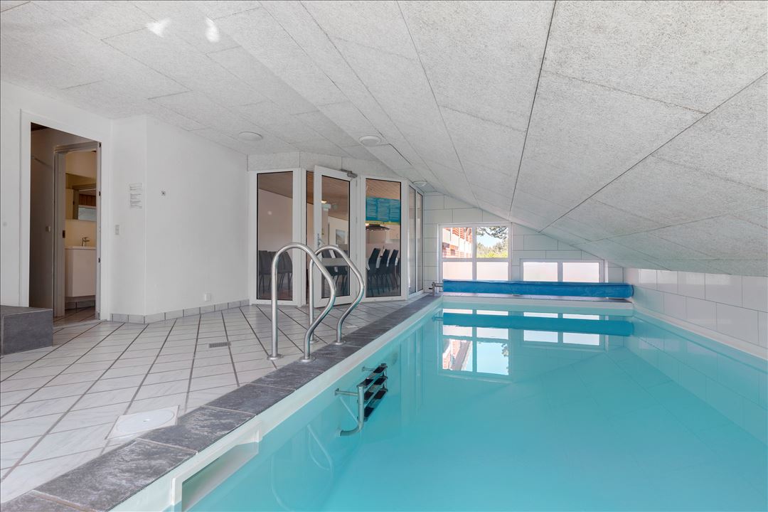 Sommerhus 926 er indrettet med en lækker poolafdeling med vandrutsjebane, dejlig stor indbygget spabad og sauna